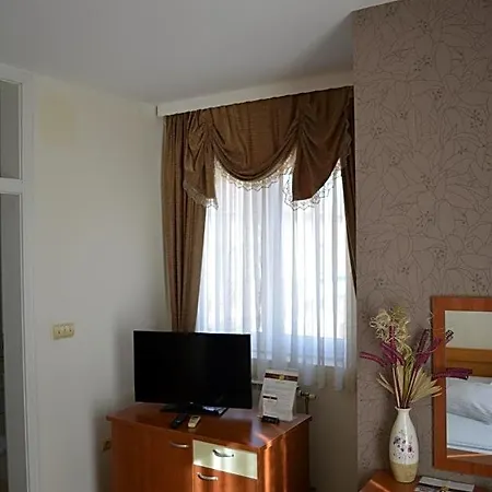 Braca Lazic 3*