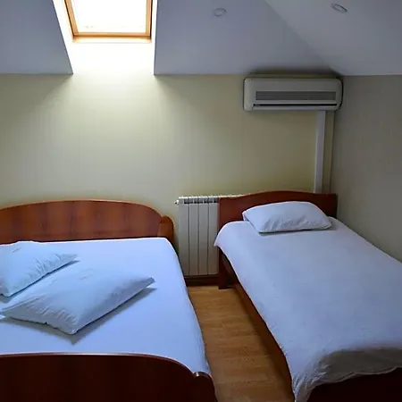 Braca Lazic 3*