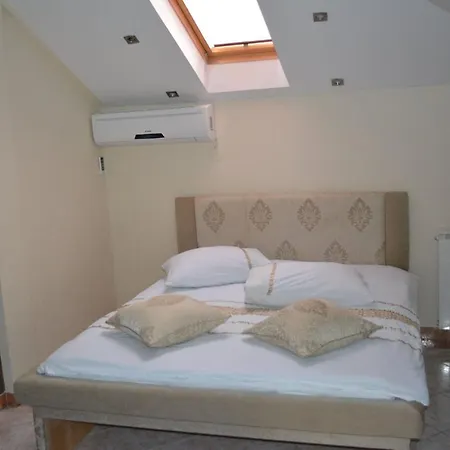 Braca Lazic 3*